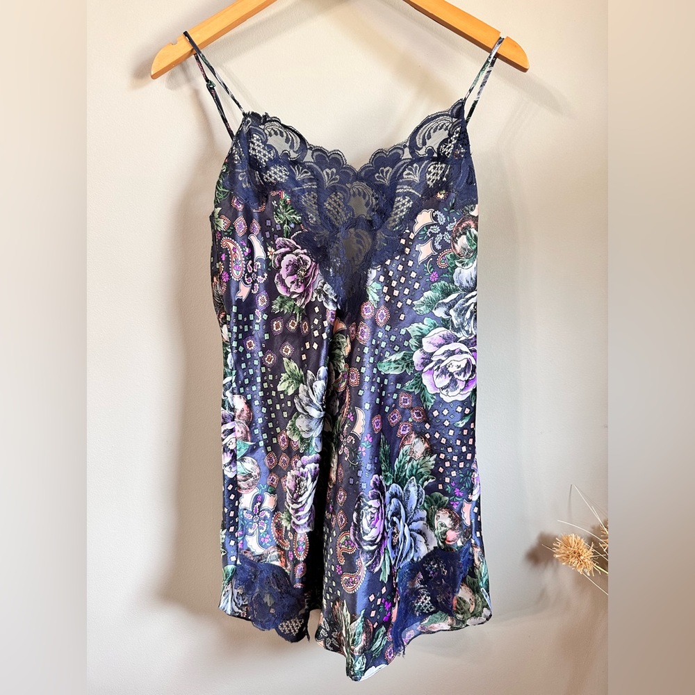 Victorias Secret VINTAGE White/Gold Label Slip night gown Size Small